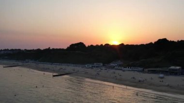 ENGLAND, BOURNEMOUTH - 18 AĞUSTOS 2022: Güzel Yüksek Açılı İnsanlar Sahilde Yüzüyor. Drone 'un görüntüsü İngiltere üzerindeki en sıcak günde çekildi. 