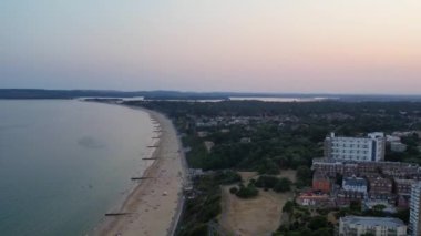 ENGLAND, BOURNEMOUTH - 18 AĞUSTOS 2022: Güzel Yüksek Açılı İnsanlar Sahilde Yüzüyor. Drone 'un görüntüsü İngiltere üzerindeki en sıcak günde çekildi. 