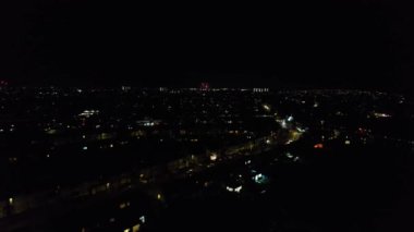 Canlı Havai fişeklerin Güzel Hava Görüntüsü ve Gece Yolları ve Şehir Aydınlandı