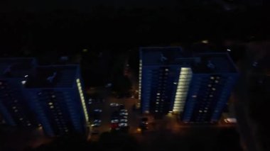 İngiltere 'nin Luton kasabası ve binalarının en güzel yüksek açılı hava görüntüsü. Görüntü, İHA 'nın Kamerasıyla Günbatımında 22 Temmuz 2022' de çekildi.