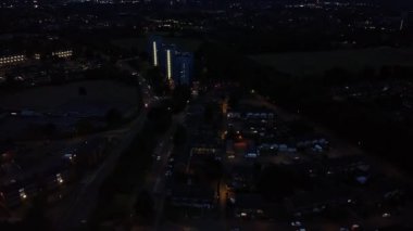 İngiltere 'nin Luton kasabası ve binalarının en güzel yüksek açılı hava görüntüsü. Görüntü, İHA 'nın Kamerasıyla Günbatımında 22 Temmuz 2022' de çekildi.