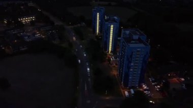 İngiltere 'nin Luton kasabası ve binalarının en güzel yüksek açılı hava görüntüsü. Görüntü, İHA 'nın Kamerasıyla Günbatımında 22 Temmuz 2022' de çekildi.