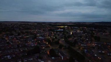 İngiltere 'nin Luton kasabası ve binalarının en güzel yüksek açılı hava görüntüsü. Görüntü, İHA 'nın Kamerasıyla Günbatımında 22 Temmuz 2022' de çekildi.