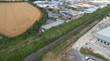 İngiltere 'nin Luton şehrinde demiryolunun hava görüntüsü, 25 Temmuz 2022' de Drone 'un Kamerasıyla, Tren Rayları' nda çekildi.