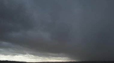 Şehrin Üzerinde Hızlı Yağmur ve Fırtına Bulutlarının Yüksek Açı Görüntüsü