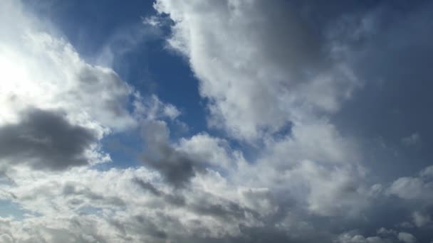 Filmagem Alto Ângulo Chuva Movimento Rápido Nuvens Tempestade Sobre Cidade — Vídeo de Stock