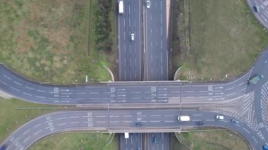 İngiltere 'nin Luton şehrinin kavşağında gün batımında muhteşem İngiliz Otoyolları ve Trafik Görüntüleri. Görüntü İHA 'nın Kamerasıyla 03 Şubat 2023' te kaydedildi.