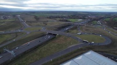 İngiltere 'nin Luton şehrinin kavşağında gün batımında muhteşem İngiliz Otoyolları ve Trafik Görüntüleri. Görüntü İHA 'nın Kamerasıyla 03 Şubat 2023' te kaydedildi.