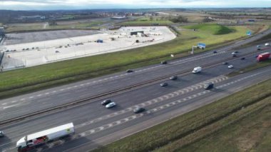 İngiltere 'nin Luton şehrinin kavşağında gün batımında muhteşem İngiliz Otoyolları ve Trafik Görüntüleri. Görüntü İHA 'nın Kamerasıyla 03 Şubat 2023' te kaydedildi.