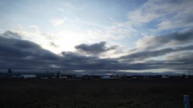 İngiltere 'nin Luton şehrinin kavşağında gün batımında muhteşem İngiliz Otoyolları ve Trafik Görüntüleri. Görüntü İHA 'nın Kamerasıyla 03 Şubat 2023' te kaydedildi.