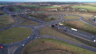 İngiltere 'nin Luton şehrinin kavşağında gün batımında muhteşem İngiliz Otoyolları ve Trafik Görüntüleri. Görüntü İHA 'nın Kamerasıyla 03 Şubat 2023' te kaydedildi.