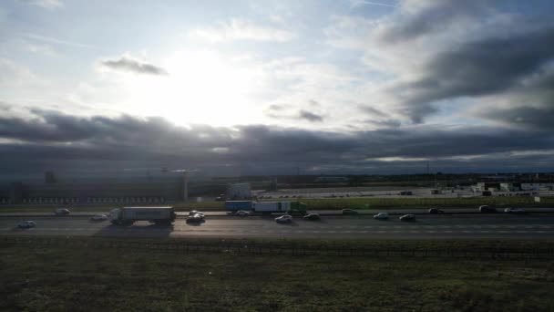 日落时分 英国高速公路和英格兰卢顿市交汇处交通的精彩空中镜头 镜头是在2023年2月3日用无人机拍摄的 — 图库视频影像