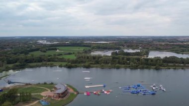 İngiltere 'nin Milton Keynes şehrinin Willen Gölü' ndeki şirin su kuşları. Görüntü 09 Nisan 2023 'te Bulutlu Gün batımında çekildi..