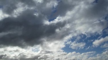 Şehrin Üzerinde Hızlı Yağmur ve Fırtına Bulutlarının Yüksek Açı Görüntüsü