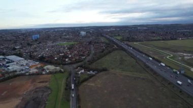 İngiltere 'nin Luton şehrinin kavşağında gün batımında muhteşem İngiliz Otoyolları ve Trafik Görüntüleri. Görüntü İHA 'nın Kamerasıyla 03 Şubat 2023' te kaydedildi.