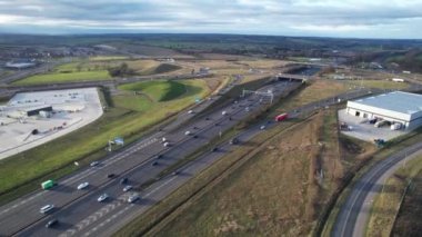 İngiltere 'nin Luton şehrinin kavşağında gün batımında muhteşem İngiliz Otoyolları ve Trafik Görüntüleri. Görüntü İHA 'nın Kamerasıyla 03 Şubat 2023' te kaydedildi.