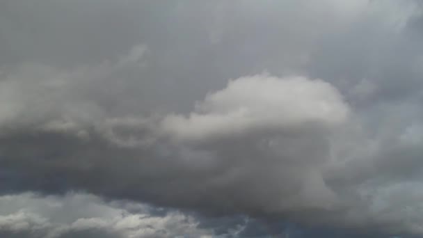 Korkea Kulma Kuvamateriaalia Nopeasti Liikkuvasta Sateesta Myrskypilvistä Kaupungin Yllä — kuvapankkivideo