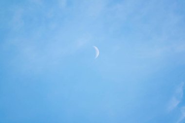 mavi gökyüzünde ay 