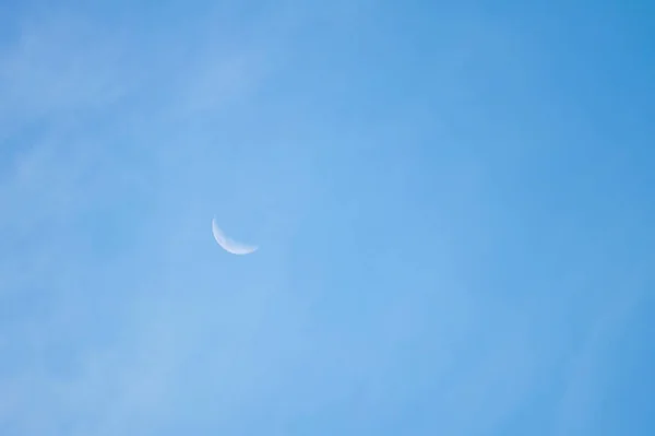 Luna Nel Cielo Blu — Foto Stock