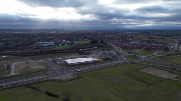 日落时分 英国高速公路和英格兰卢顿市交汇处交通的精彩空中镜头 镜头是在2023年2月3日用无人机拍摄的 — 图库视频影像