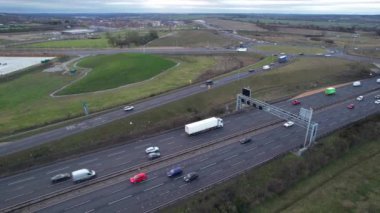 İngiltere 'nin Luton şehrinin kavşağında gün batımında muhteşem İngiliz Otoyolları ve Trafik Görüntüleri. Görüntü İHA 'nın Kamerasıyla 03 Şubat 2023' te kaydedildi.