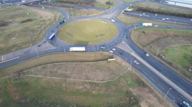İngiltere 'nin Luton şehrinin kavşağında gün batımında muhteşem İngiliz Otoyolları ve Trafik Görüntüleri. Görüntü İHA 'nın Kamerasıyla 03 Şubat 2023' te kaydedildi.