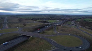 İngiltere 'nin Luton şehrinin kavşağında gün batımında muhteşem İngiliz Otoyolları ve Trafik Görüntüleri. Görüntü İHA 'nın Kamerasıyla 03 Şubat 2023' te kaydedildi.