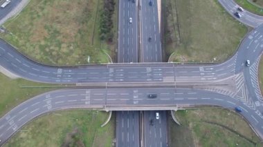 İngiltere 'nin Luton şehrinin kavşağında gün batımında muhteşem İngiliz Otoyolları ve Trafik Görüntüleri. Görüntü İHA 'nın Kamerasıyla 03 Şubat 2023' te kaydedildi.