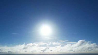 Şehrin Üzerindeki Hızlı Hareket Eden Bulutların Yüksek Açılı Görüntüsü Zaman Hızı