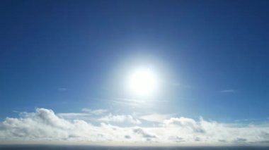 Şehrin Üzerindeki Hızlı Hareket Eden Bulutların Yüksek Açılı Görüntüsü Zaman Hızı