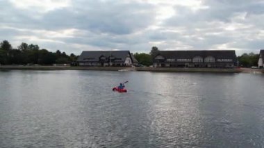 İngiltere 'nin Milton Keynes şehrinin Willen Gölü' ndeki şirin su kuşları. Görüntü 09 Nisan 2023 'te Bulutlu Gün batımında çekildi..