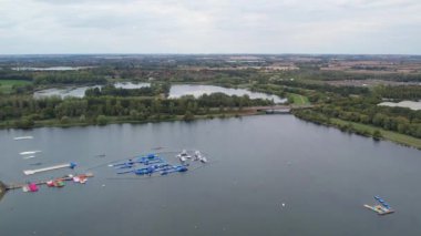 İngiltere 'nin Milton Keynes şehrinin Willen Gölü' ndeki şirin su kuşları. Görüntü 09 Nisan 2023 'te Bulutlu Gün batımında çekildi..