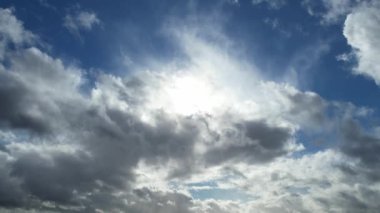 Şehrin Üzerinde Hızlı Yağmur ve Fırtına Bulutlarının Yüksek Açı Görüntüsü