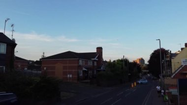 Luton şehrinin yavaş çekim görüntüsü. Görüntü, İHA 'nın kamerasıyla 22 Temmuz 2023' te şehir merkezindeki Şehir Binaları 'nda günbatımında çekildi..