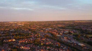 Luton şehrinin yavaş çekim görüntüsü. Görüntü, İHA 'nın kamerasıyla 22 Temmuz 2023' te şehir merkezindeki Şehir Binaları 'nda günbatımında çekildi..