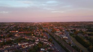 Luton şehrinin yavaş çekim görüntüsü. Görüntü, İHA 'nın kamerasıyla 22 Temmuz 2023' te şehir merkezindeki Şehir Binaları 'nda günbatımında çekildi..