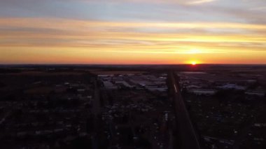 Luton şehrinin yavaş çekim görüntüsü. Görüntü, İHA 'nın kamerasıyla 22 Temmuz 2023' te şehir merkezindeki Şehir Binaları 'nda günbatımında çekildi..