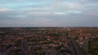 Luton şehrinin yavaş çekim görüntüsü. Görüntü, İHA 'nın kamerasıyla 22 Temmuz 2023' te şehir merkezindeki Şehir Binaları 'nda günbatımında çekildi..