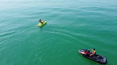 Bournemouth UK Beach ve Ocean 'daki Slow Motion High Angle Moving Sports Boat. Güzel Sıcak Yaz Günü. İnsanlar yaz tatilinin tadını çıkarıyor..