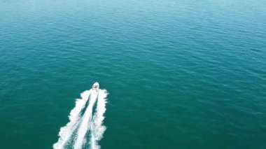 Bournemouth UK Beach ve Ocean 'daki Slow Motion High Angle Moving Sports Boat. Güzel Sıcak Yaz Günü. İnsanlar yaz tatilinin tadını çıkarıyor..