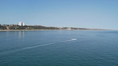 Bournemouth UK Beach ve Ocean 'daki Slow Motion High Angle Moving Sports Boat. Güzel Sıcak Yaz Günü. İnsanlar yaz tatilinin tadını çıkarıyor..
