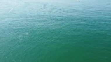 Bournemouth UK Beach ve Ocean 'daki Slow Motion High Angle Moving Sports Boat. Güzel Sıcak Yaz Günü. İnsanlar yaz tatilinin tadını çıkarıyor..