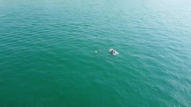 Bournemouth UK Beach ve Ocean 'daki Slow Motion High Angle Moving Sports Boat. Güzel Sıcak Yaz Günü. İnsanlar yaz tatilinin tadını çıkarıyor..