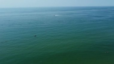 Bournemouth UK Beach ve Ocean 'daki Slow Motion High Angle Moving Sports Boat. Güzel Sıcak Yaz Günü. İnsanlar yaz tatilinin tadını çıkarıyor..