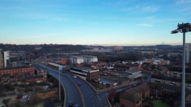 İngiltere 'nin Günbatımında Merkez Luton Şehir ve Binalarının Hava Görüntüleri, İngiltere' nin Modern ve Tarihi Görünümü, 23 Ocak 2023 'te çekildi.