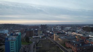 İngiltere 'nin Günbatımında Merkez Luton Şehir ve Binalarının Hava Görüntüleri, İngiltere' nin Modern ve Tarihi Görünümü, 23 Ocak 2023 'te çekildi.