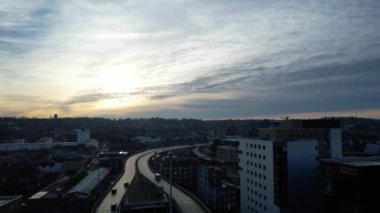 İngiltere 'nin Günbatımında Merkez Luton Şehir ve Binalarının Hava Görüntüleri, İngiltere' nin Modern ve Tarihi Görünümü, 23 Ocak 2023 'te çekildi.
