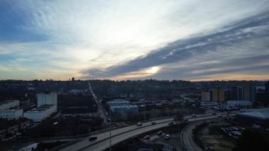 İngiltere 'nin Günbatımında Merkez Luton Şehir ve Binalarının Hava Görüntüleri, İngiltere' nin Modern ve Tarihi Görünümü, 23 Ocak 2023 'te çekildi.
