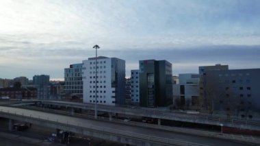 İngiltere 'nin Günbatımında Merkez Luton Şehir ve Binalarının Hava Görüntüleri, İngiltere' nin Modern ve Tarihi Görünümü, 23 Ocak 2023 'te çekildi.