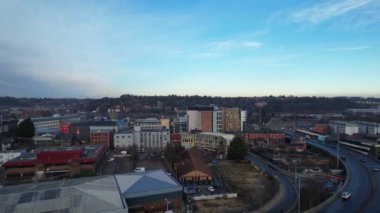 İngiltere 'nin Günbatımında Merkez Luton Şehir ve Binalarının Hava Görüntüleri, İngiltere' nin Modern ve Tarihi Görünümü, 23 Ocak 2023 'te çekildi.